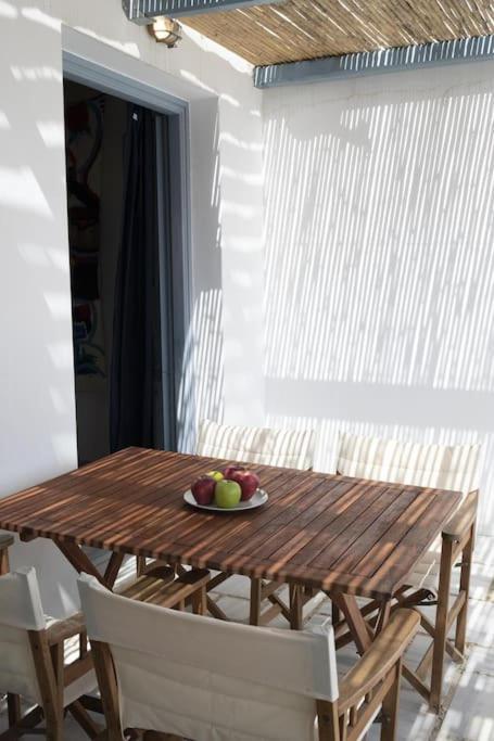 Beachfront 2Br Apartment - Free Parking Livádi Kültér fotó
