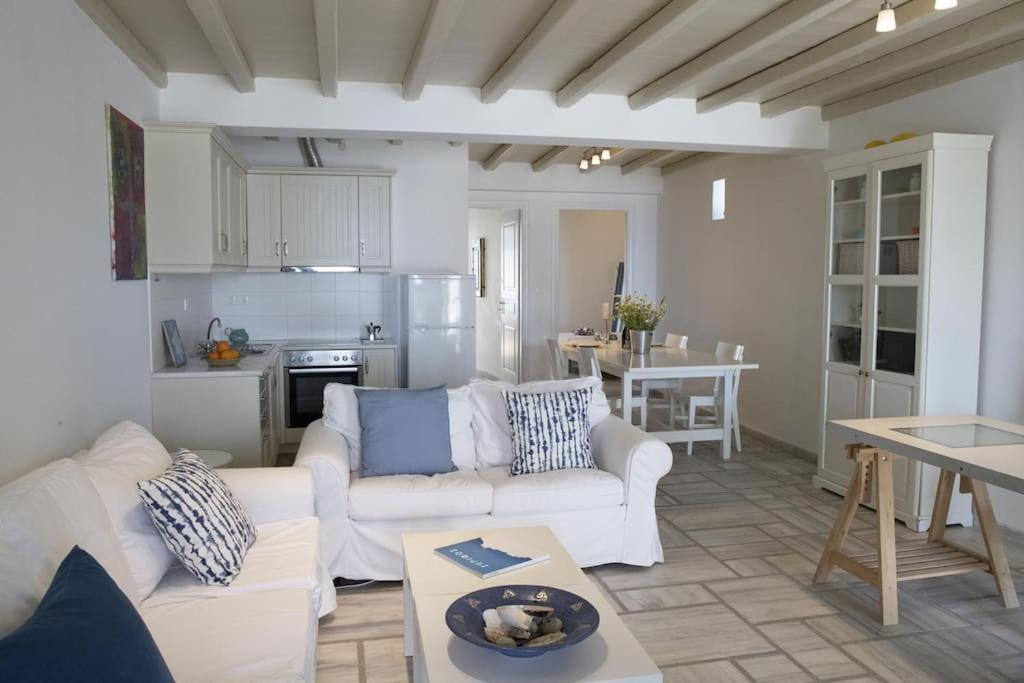 Beachfront 2Br Apartment - Free Parking Livádi Kültér fotó
