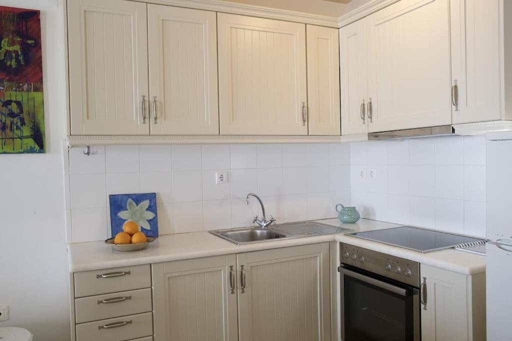 Beachfront 2Br Apartment - Free Parking Livádi Kültér fotó