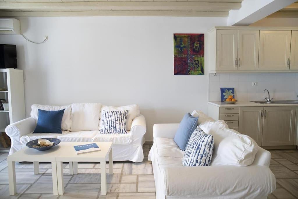 Beachfront 2Br Apartment - Free Parking Livádi Kültér fotó
