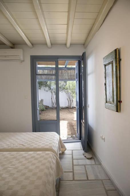 Beachfront 2Br Apartment - Free Parking Livádi Kültér fotó