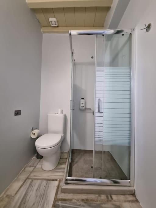 Beachfront 2Br Apartment - Free Parking Livádi Kültér fotó